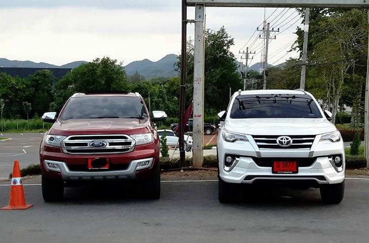 Cả  Toyota Fortuner và Ford Everest 2016 đều sở hữu thiết kế mới đầy hấp dẫn và khác biệt với các thế hệ trước. Trong đó, Everest có kiểu dáng "cơ bắp" đậm chất Mỹ và Fortuner sở hữu những đường nét sắc sảo khá giống các dòng xe sang Lexus.